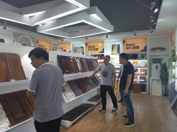众企业带领的设计团队到华润总部展示中心进行考察