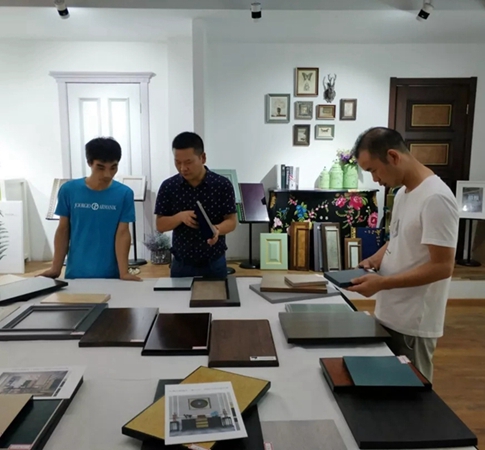 众企业带领的设计团队到华润总部展示中心进行考察
