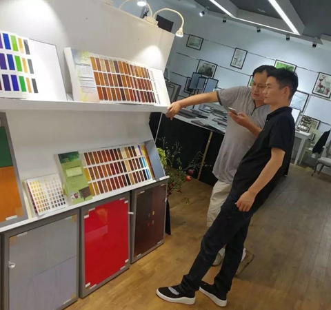 众企业带领的设计团队到华润总部展示中心进行考察