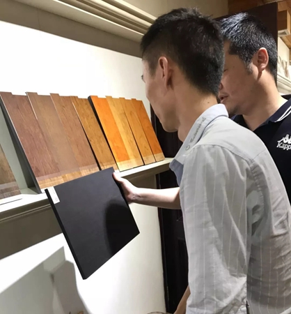 众企业带领的设计团队到华润总部展示中心进行考察