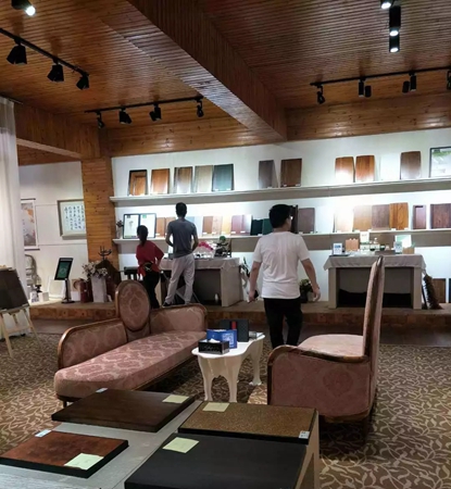 众企业带领的设计团队到华润总部展示中心进行考察