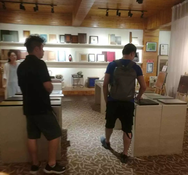 众企业带领的设计团队到华润总部展示中心进行考察