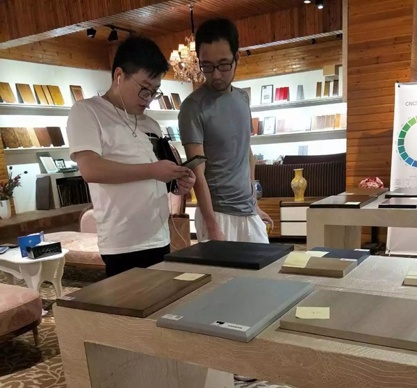 众企业带领的设计团队到华润总部展示中心进行考察