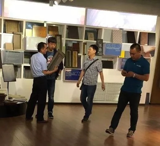 众企业带领的设计团队到华润总部展示中心进行考察