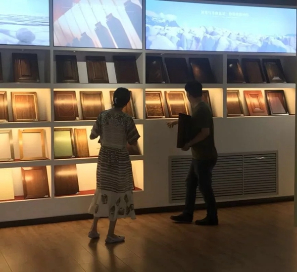 众企业带领的设计团队到华润总部展示中心进行考察