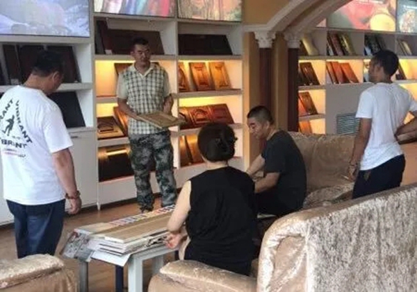 众企业带领的设计团队到华润总部展示中心进行考察