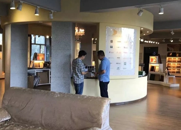 众企业带领的设计团队到华润总部展示中心进行考察