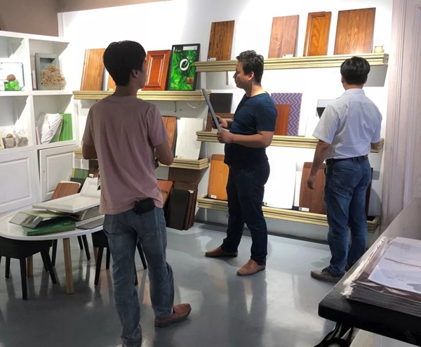 众企业带领的设计团队到华润总部展示中心进行考察