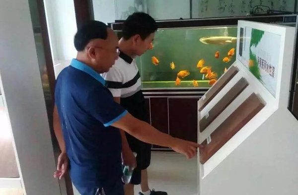 众企业带领的设计团队到华润总部展示中心进行考察