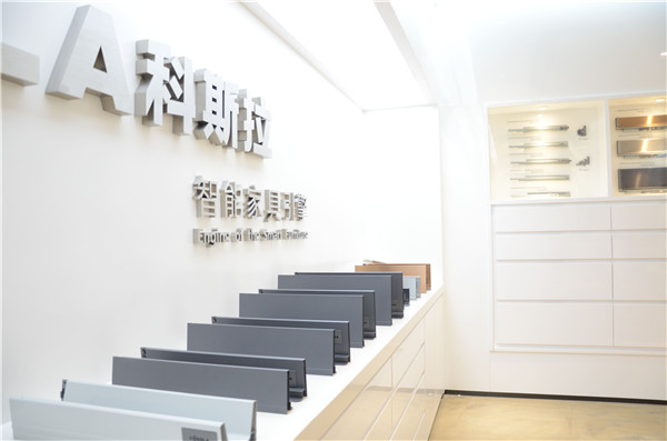 COSSLA科斯拉：智能引擎驱动 守匠心铸品质