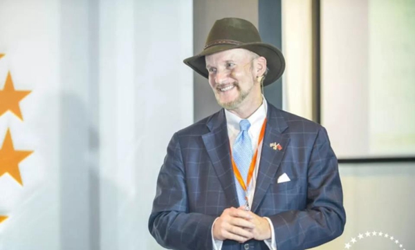 森鹰门窗廿周年庆典:聚焦铝包木,只为一扇窗