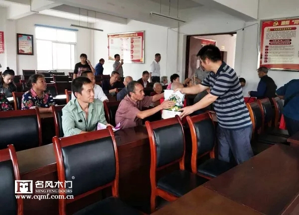 名风木门慰问农村五保户及困难家庭