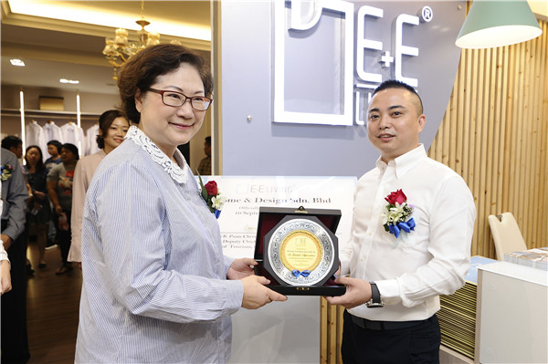 壹家壹品马来西亚旗舰店开业：马来西亚沙巴州副州长兼旅游、文化及环境部长亲临现场祝贺
