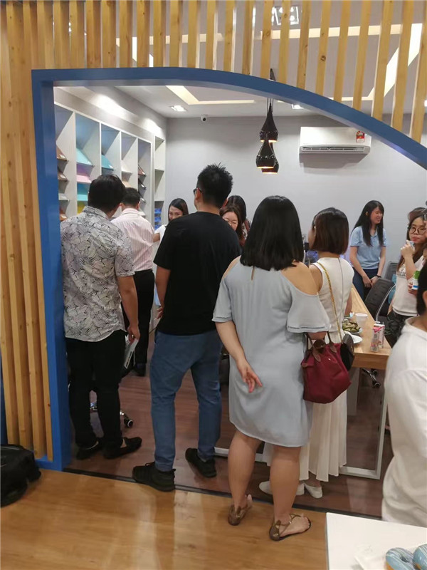 壹家壹品马来西亚旗舰店开业：马来西亚沙巴州副州长兼旅游、文化及环境部长亲临现场祝贺