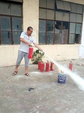 消除火灾隐患,提高安全意识——和兴赢木业开展消防安全演练