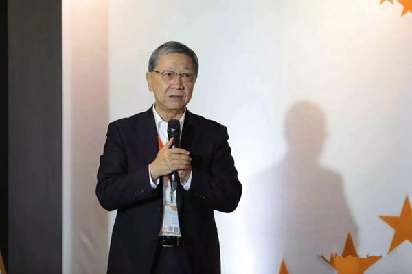 《心城市》巅峰论坛成功举办 森鹰门窗边书平发表《节制》为题演讲