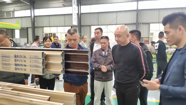 雅之轩门窗迎来门业协会企业家参观团，强大实力获肯定