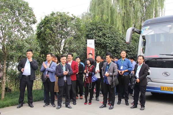 成都居里亚橱柜衣柜与河南定制家居行业商会交流分享，携手共赢