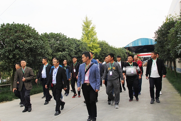 成都居里亚橱柜衣柜与河南定制家居行业商会交流分享，携手共赢