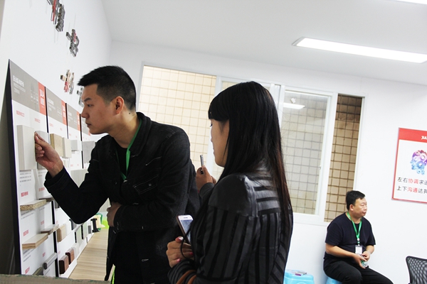 成都居里亚橱柜衣柜与河南定制家居行业商会交流分享，携手共赢