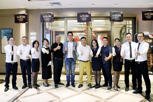 派雅门窗从化店新模式开展 香港著名影星陈启泰先生亲临点赞