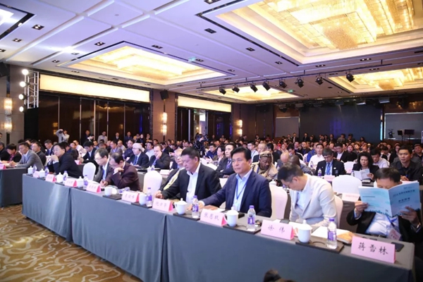 久盛地板荣获2018世界木地板大会五大荣誉 董事长张凯出席并致辞