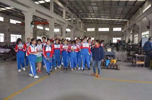 Haffner海富纳获肇庆高新区大旺中学赠送的“普惠社会，情系教育”锦旗