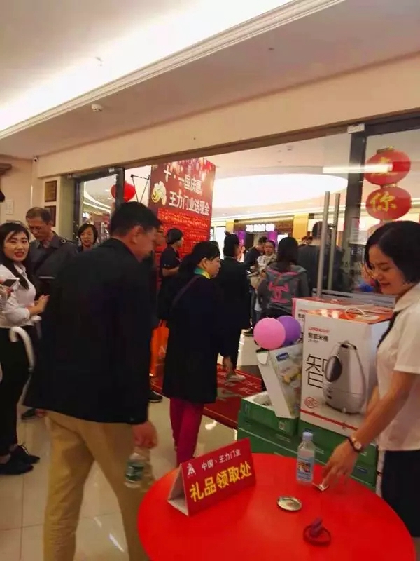 王力玉米木门天津经销商颉国起:用铜牌,架起客户心中的桥梁