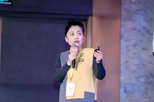高牌地板总经理肖健隆重出席“聚势赋能 ·聚变鼎新”的年度盛典