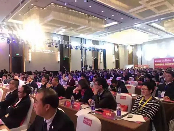 高牌地板总经理肖健隆重出席“聚势赋能 ·聚变鼎新”的年度盛典