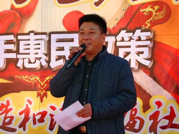 王力玉米木门天津经销商颉国起:用铜牌,架起客户心中的桥梁