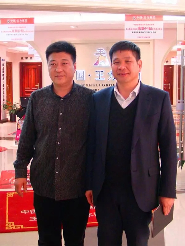 王力玉米木门天津经销商颉国起:用铜牌,架起客户心中的桥梁