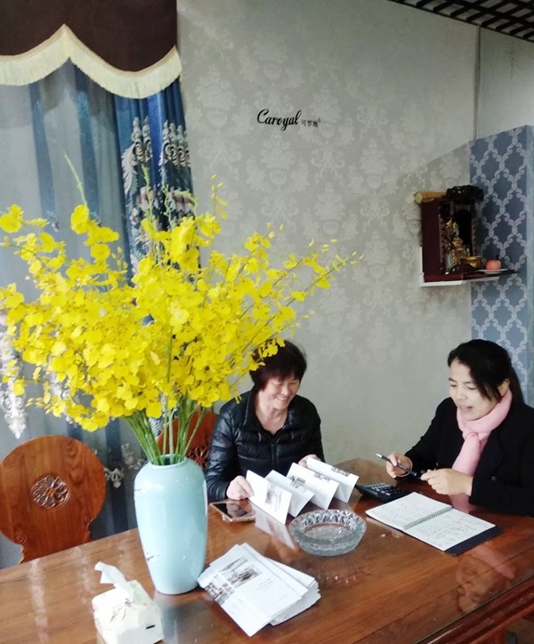 可罗雅无缝墙布经销商周女士：因为相信，所以选择