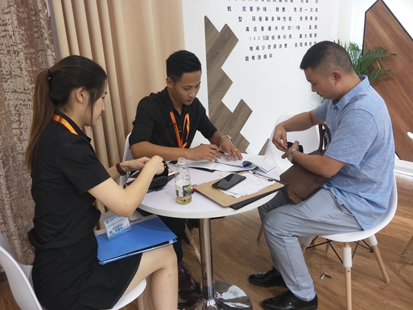 中国建博会20周年现场直击丨欧派金典全屋整装成易达：全新极简系列 简约但不简单