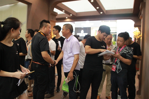 中国建博会20周年现场直击丨欧派金典全屋整装成易达：全新极简系列 简约但不简单