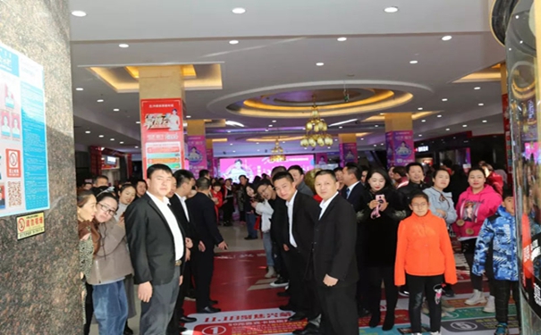 诗尼曼全屋定制买衣柜送橱柜，香香公主鄂尔多斯送福诗尼曼