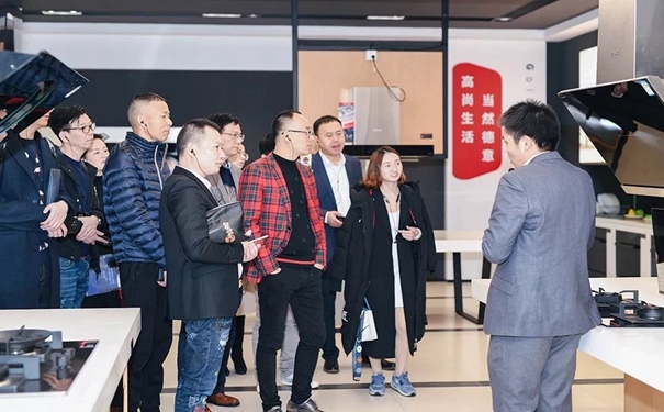 丽博荣登“2018年度浙江省家具行业领军企业”榜单，与行业共同探索家具行业新路径！