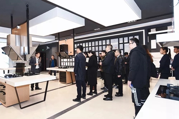 丽博荣登“2018年度浙江省家具行业领军企业”榜单，与行业共同探索家具行业新路径！
