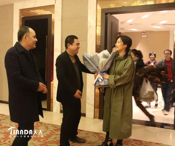 著名影星徐百卉|天大木门品牌首任形象代言人