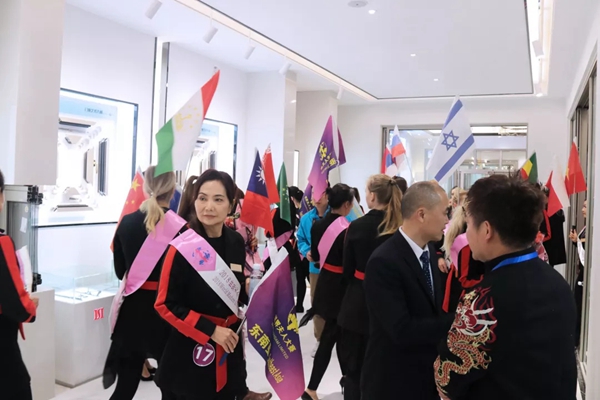 轩尼斯门窗佛山总部迎来世界夫人，共享中国门窗品牌魅力