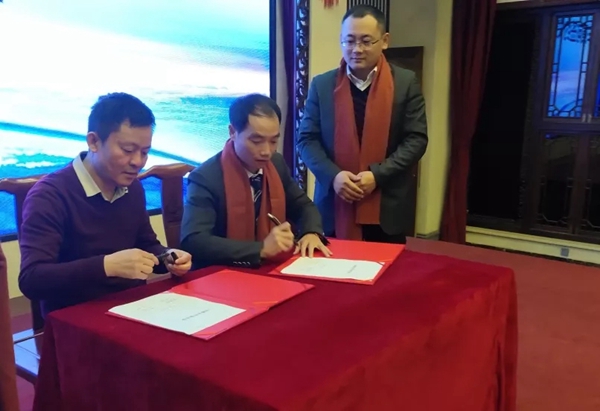 嘉力丰在中国墙纸墙布行业发展趋势论坛与多家品牌签订战略合作意向书！
