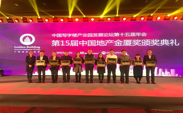 伟业门窗实力认证：2018第十五届中国地产金厦奖抱双归