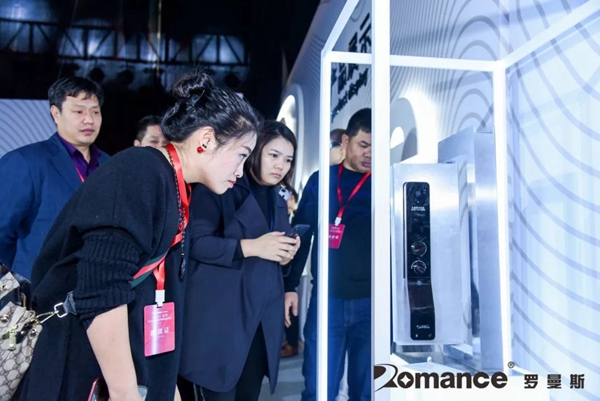 罗曼斯科技全球超薄全自动智能门锁隆重发布,开启智能锁未来无限可能!