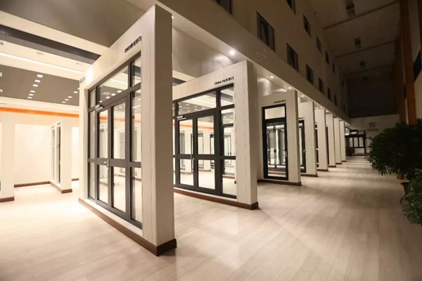 正典门窗迎来中铁十二局领导实地参观,学习研讨生产基地标准化