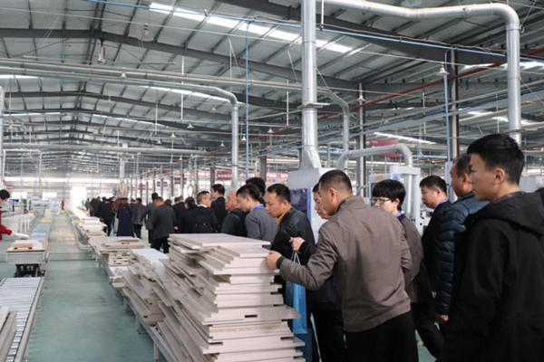 诗尼曼全屋定制湖北荆门基地迎来湖北省人大常委会领导实地调研指导