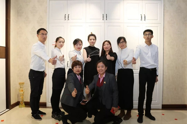 诗尼曼全屋定制买衣柜送橱柜，香香公主鄂尔多斯送福诗尼曼