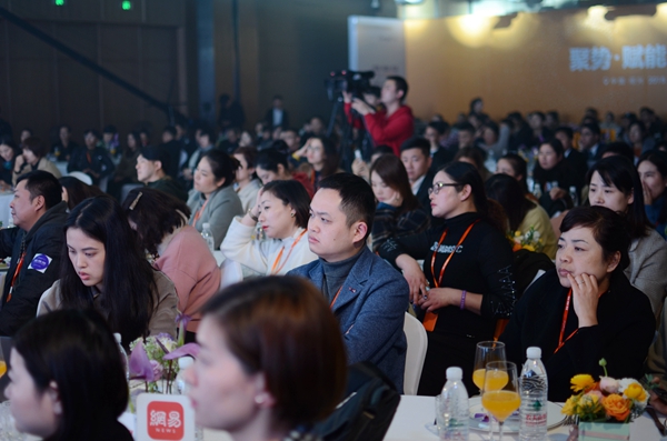 可罗雅:2019战略发布会暨年度优秀经销商颁奖盛典绽放异彩!