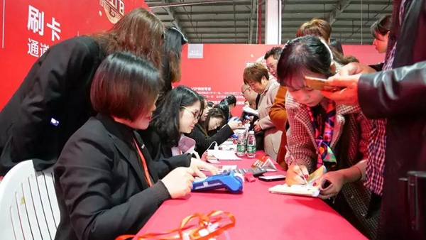 “香水皇后”胡杨林献唱布兰莎超级工厂日，超燃现场嗨翻了！
