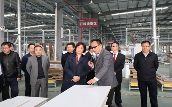 诗尼曼全屋定制湖北荆门基地迎来湖北省人大常委会领导实地调研指导