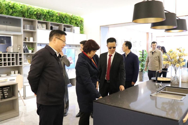 诗尼曼全屋定制湖北荆门基地迎来湖北省人大常委会领导实地调研指导